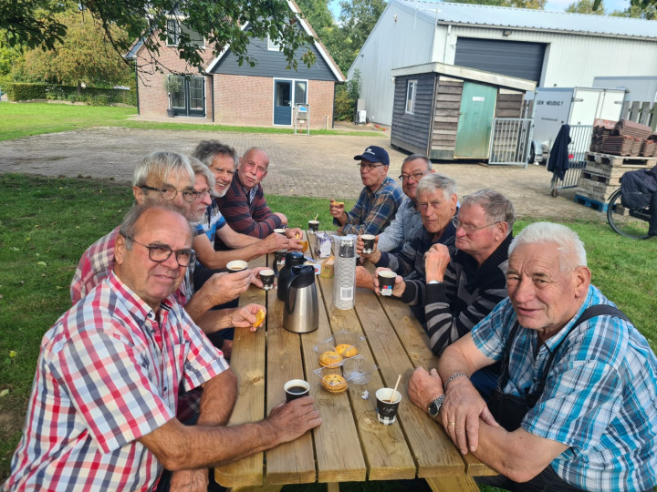 zomer 2025. 10 tal vrijwilligers aan de koffie na hard werken 